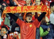 1xBit体育链接-比赛场上掀起风云，球迷热情高涨加油助威