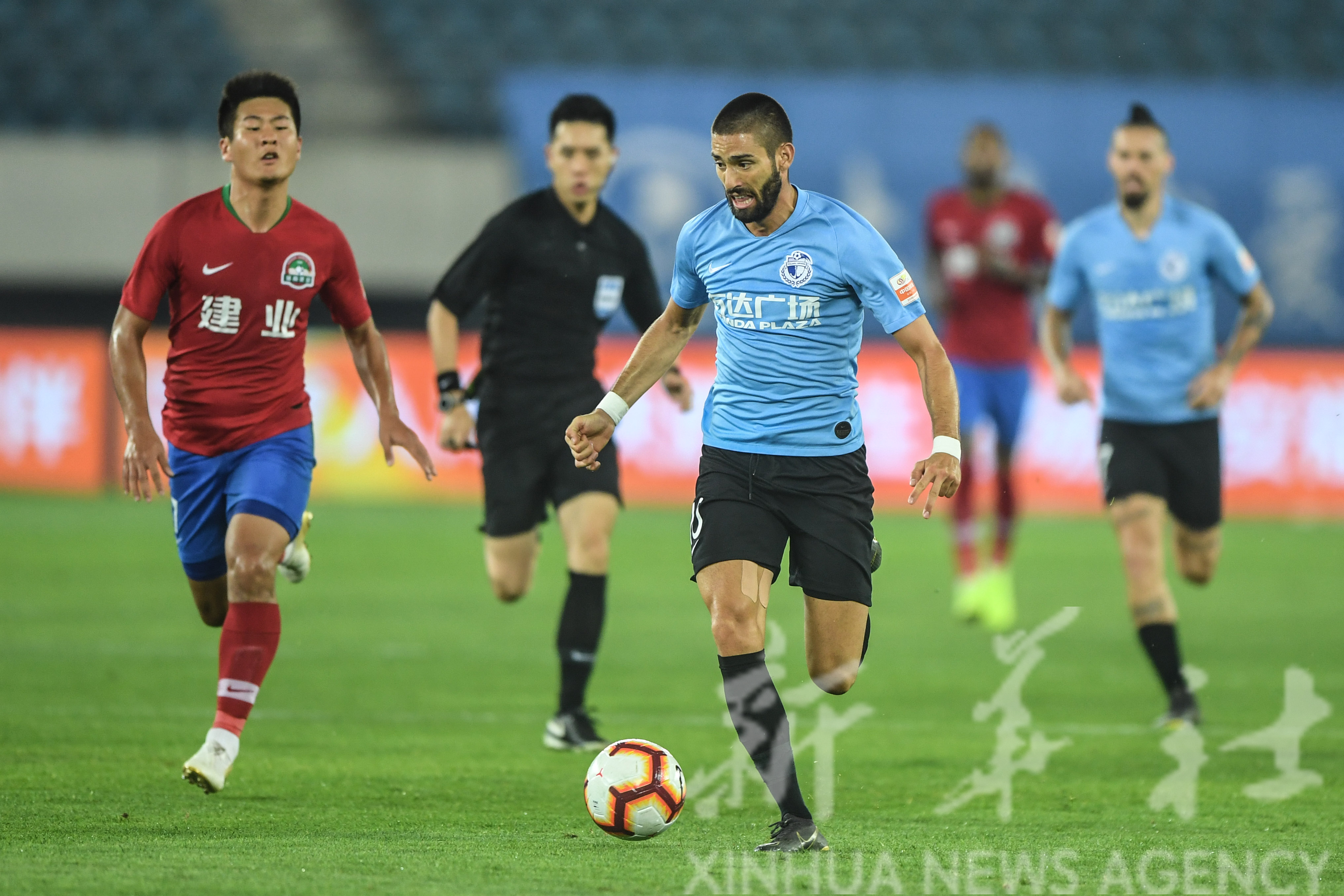 大连一方稳扎稳打，主场胜出赢得重要比赛