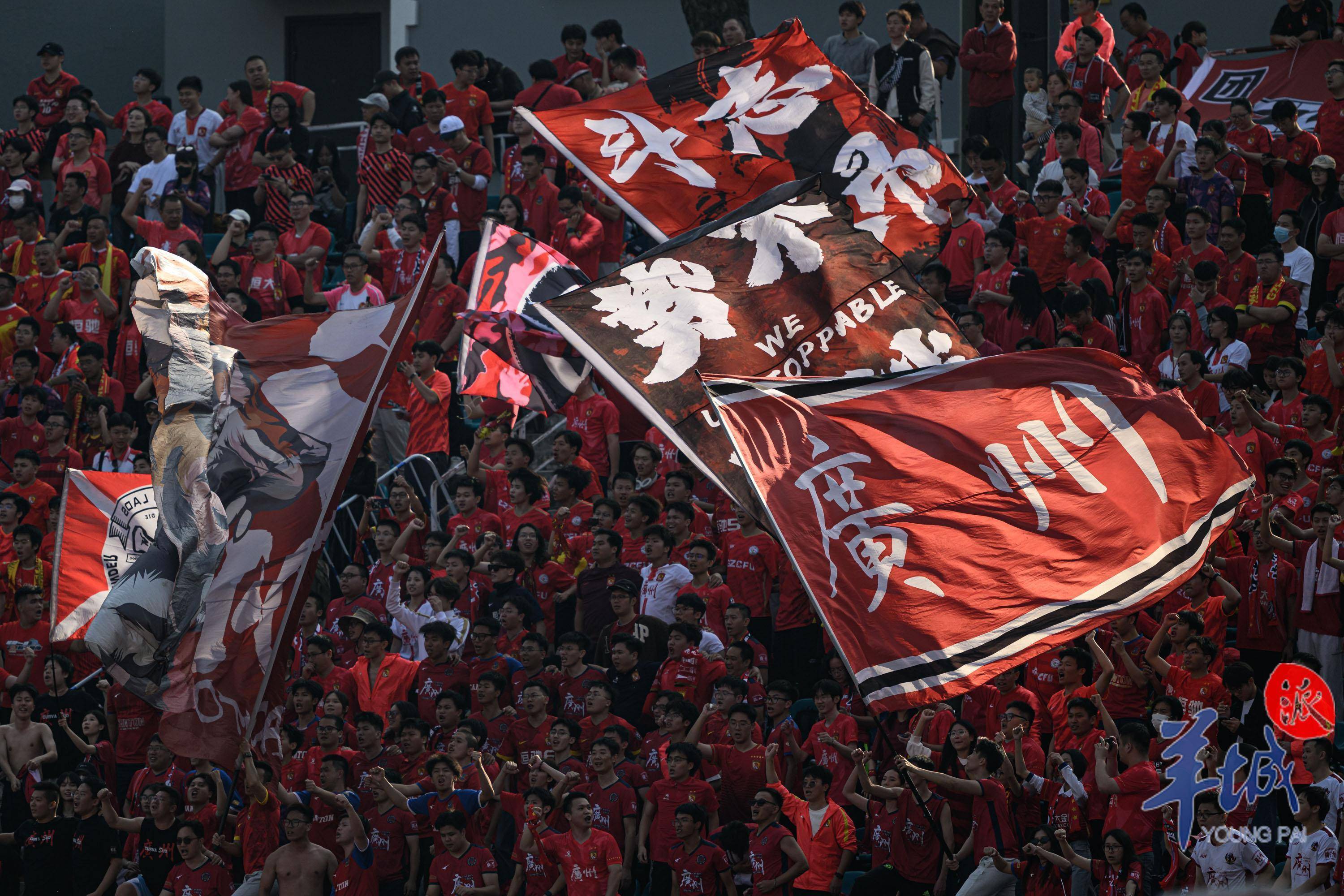 包含一触即发!球迷疯狂呐喊助威的词条 包含一触即发!球迷疯狂呐喊助威的词条