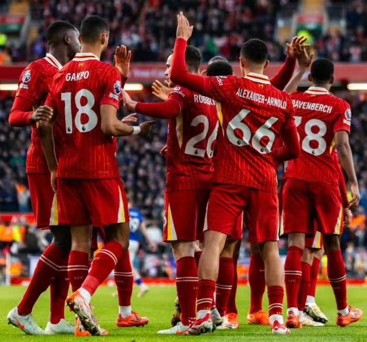 利物浦主场艰难取胜,暂时保持榜首位置 利物浦主场艰难取胜,暂时保持榜首位置