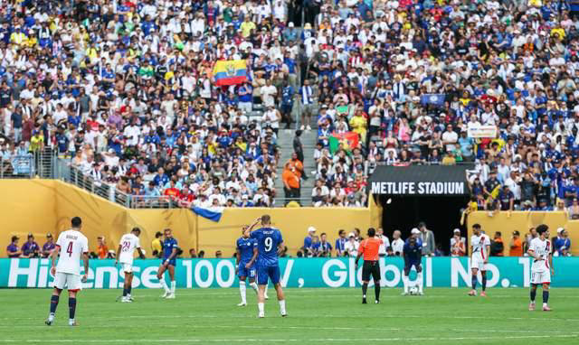 西欧代表队斩获冠军,赢得球迷喝彩 西欧代表队斩获冠军,赢得球迷喝彩