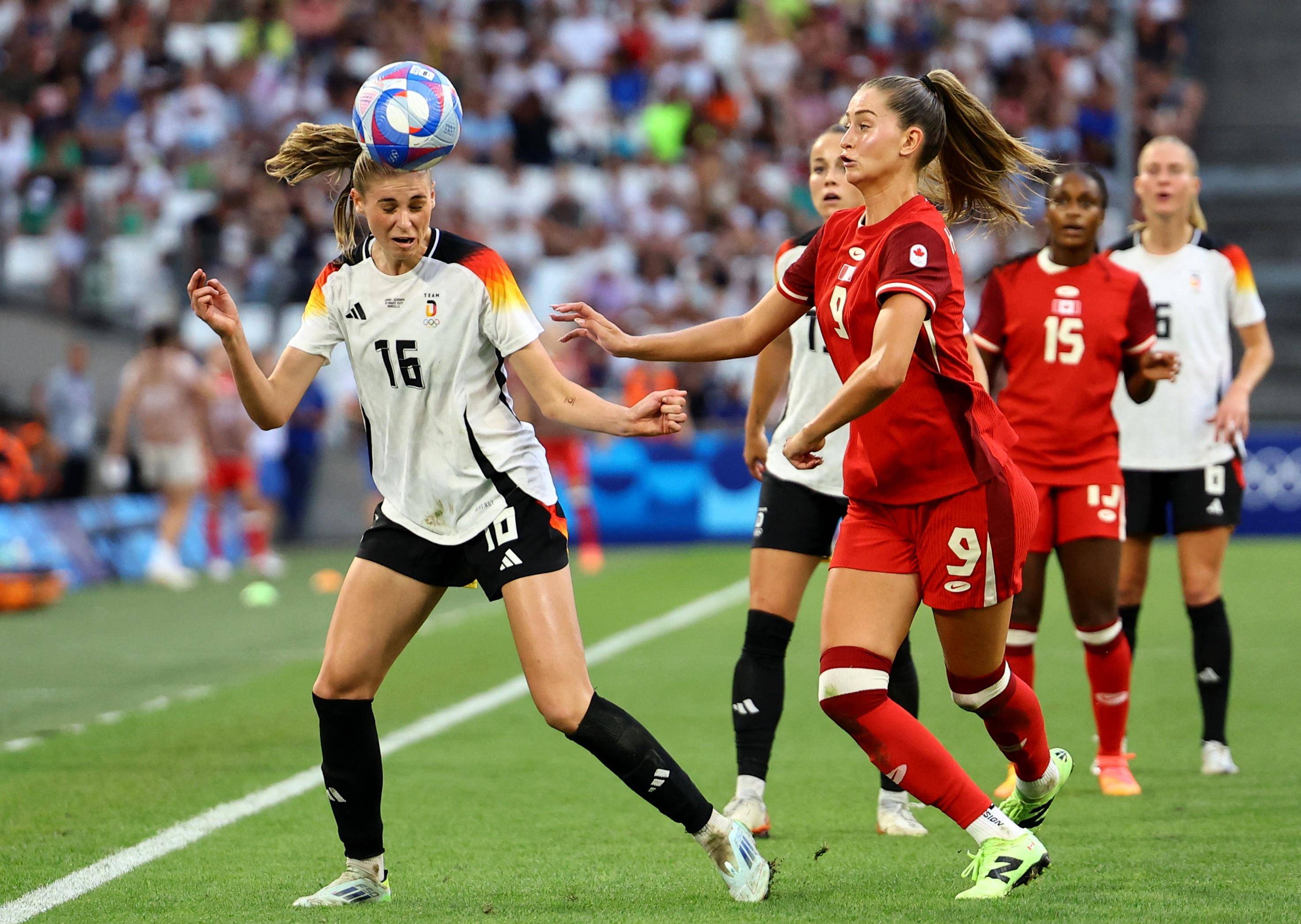 加拿大女足球员获得最佳球员奖 加拿大女足球员获得最佳球员奖