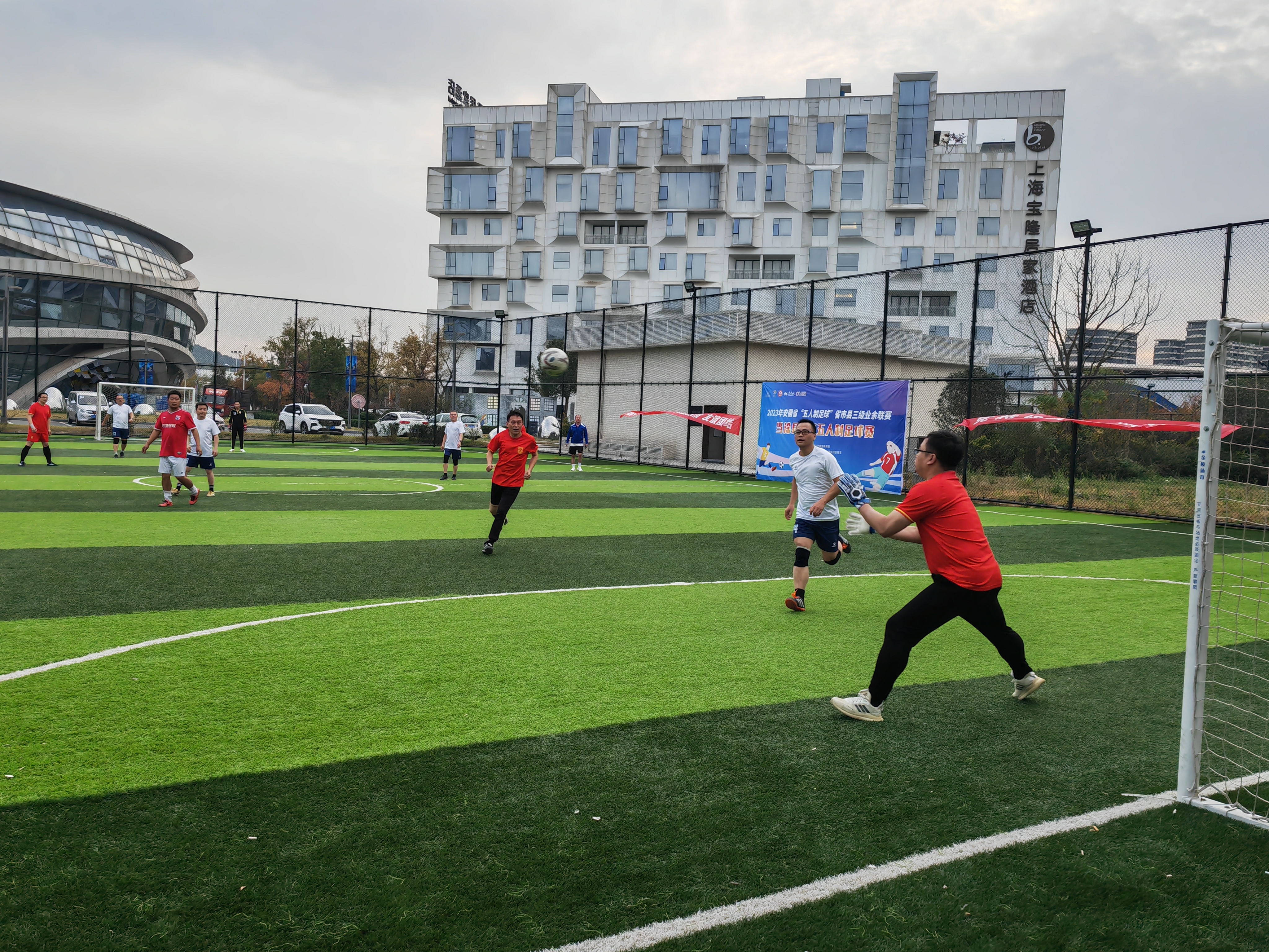 激情足球赛事引爆观赏热潮，精彩呈现不容错过!的简单介绍