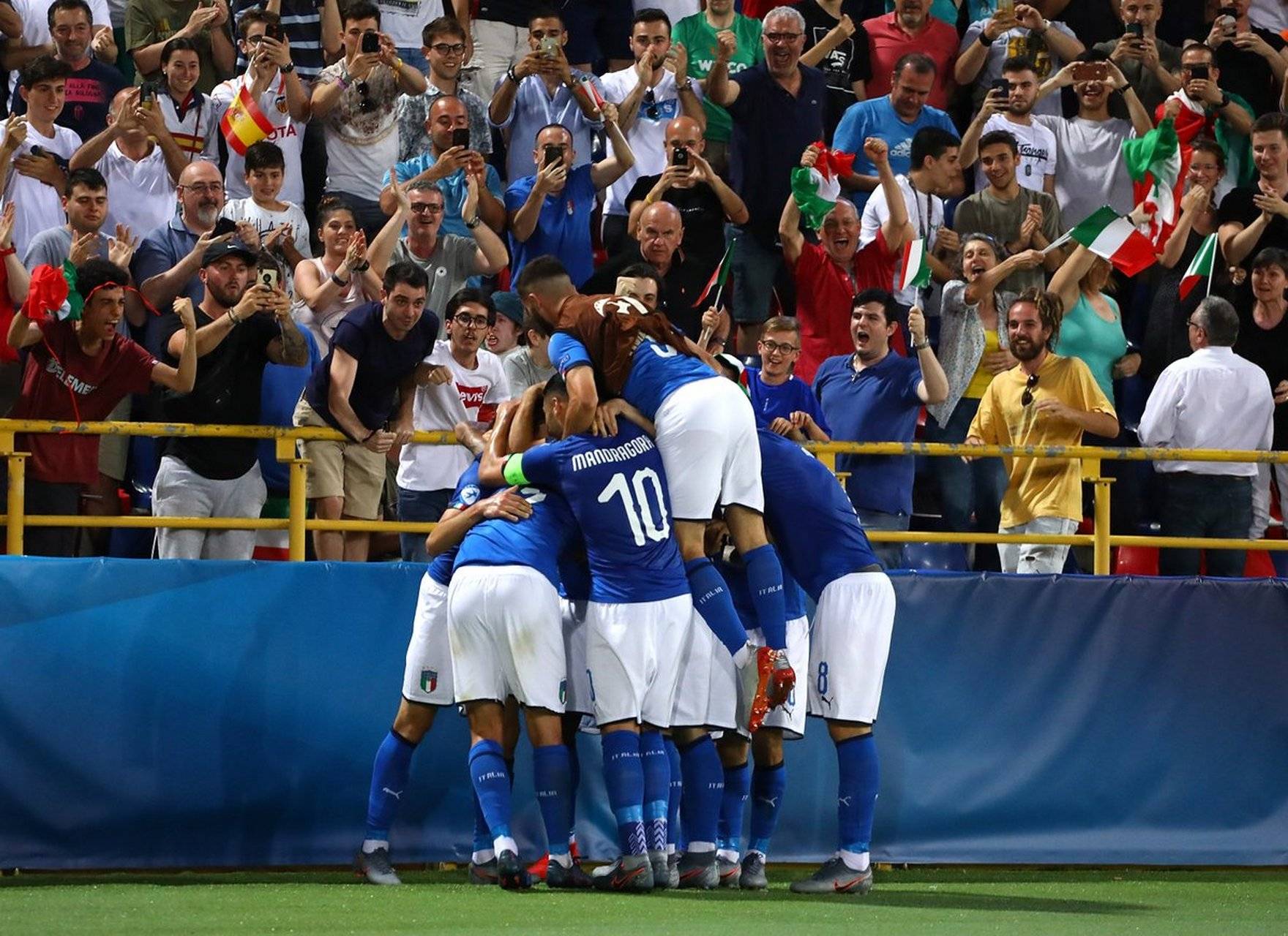 关于紧跟战况!欧预赛争霸实时报道的信息 关于紧跟战况!欧预赛争霸实时报道的信息