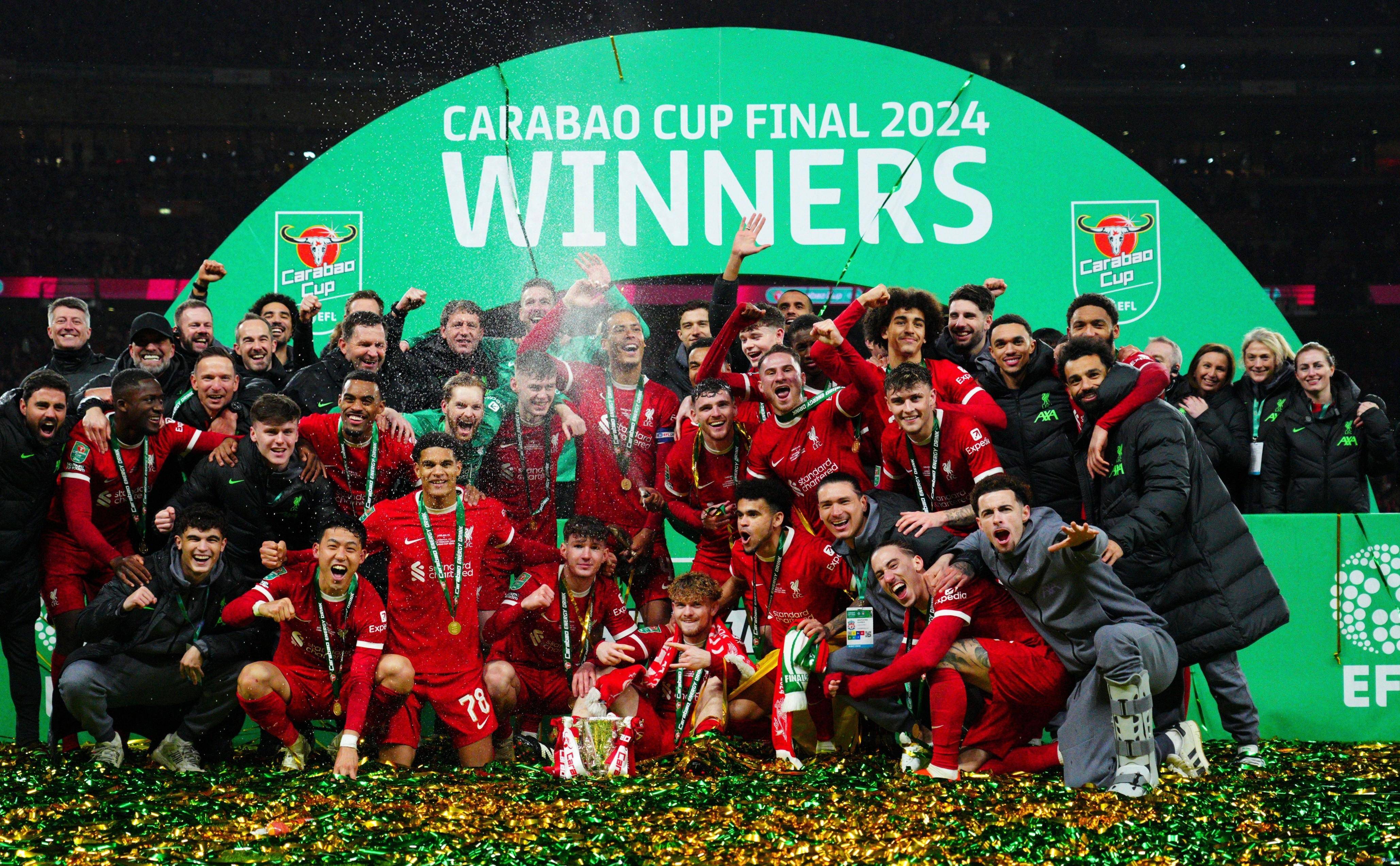 利物浦队获得英超冠军，队员欢呼欢庆