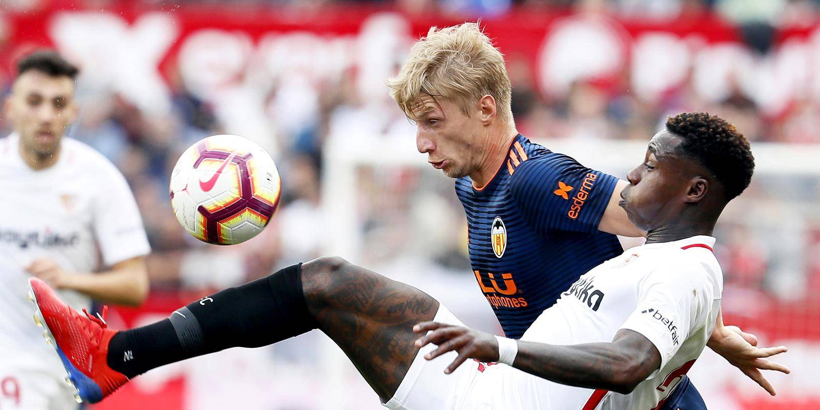 巴伦西亚主场告捷,力保联赛头名 巴伦西亚主场告捷,力保联赛头名