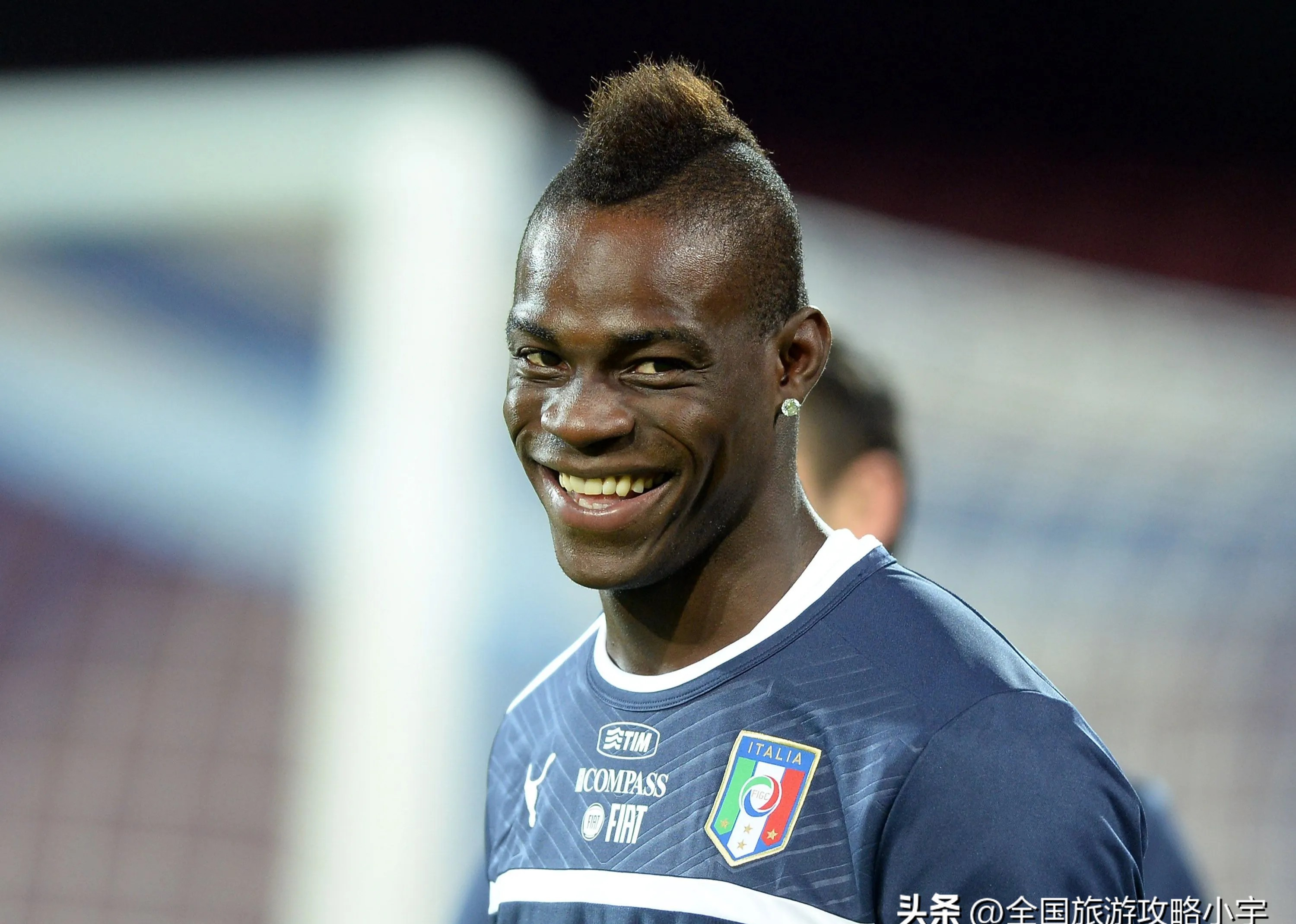 巴洛特利带伤出战,巴洛特利球迷为他加油打气的简单介绍 巴洛特利带伤出战,巴洛特利球迷为他加油打气的简单介绍