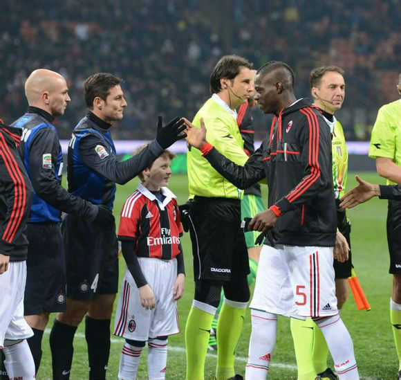 巴洛特利带伤出战,巴洛特利球迷为他加油打气的简单介绍 巴洛特利带伤出战,巴洛特利球迷为他加油打气的简单介绍