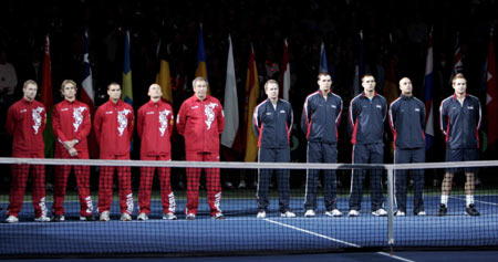 双方队员在场上你来我往,演绎出一场激情碰撞的简单介绍 双方队员在场上你来我往,演绎出一场激情碰撞的简单介绍