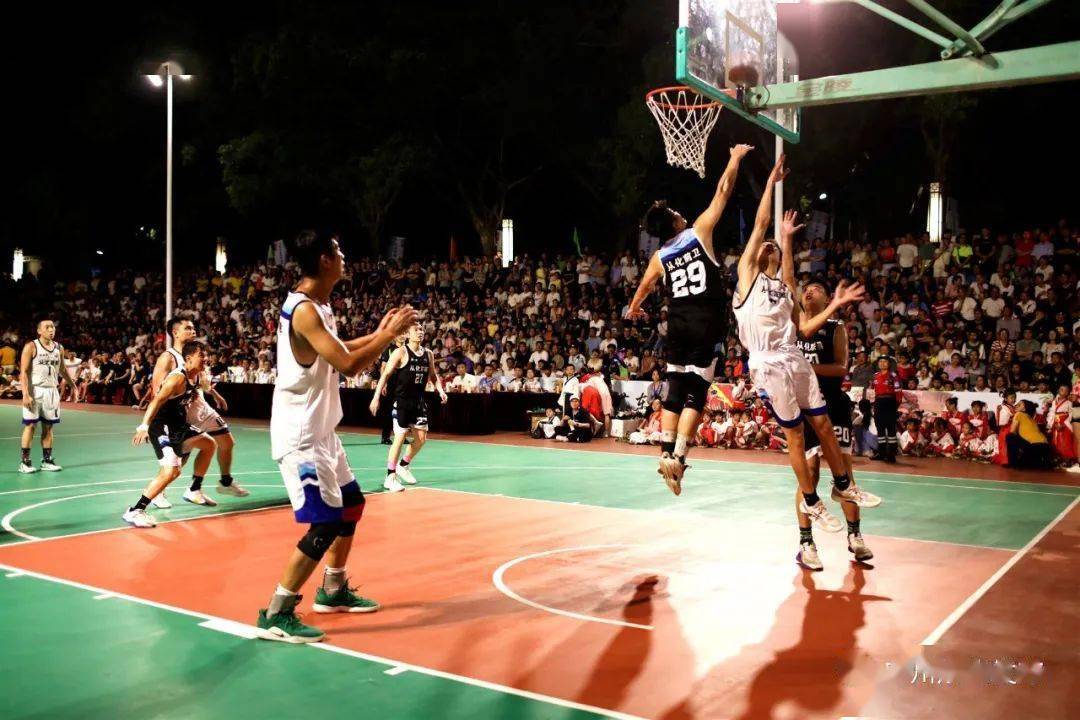 双方队员在场上你来我往,演绎出一场激情碰撞的简单介绍 双方队员在场上你来我往,演绎出一场激情碰撞的简单介绍