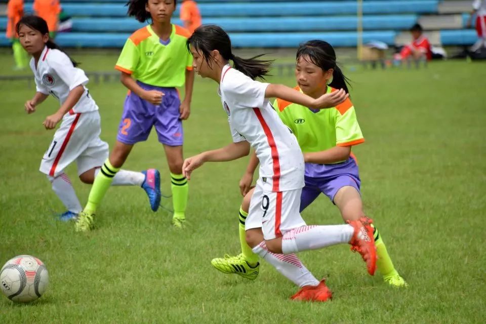 包含棒球场上的女子足球赛充满悬念,球队实力对比明显的词条 包含棒球场上的女子足球赛充满悬念,球队实力对比明显的词条