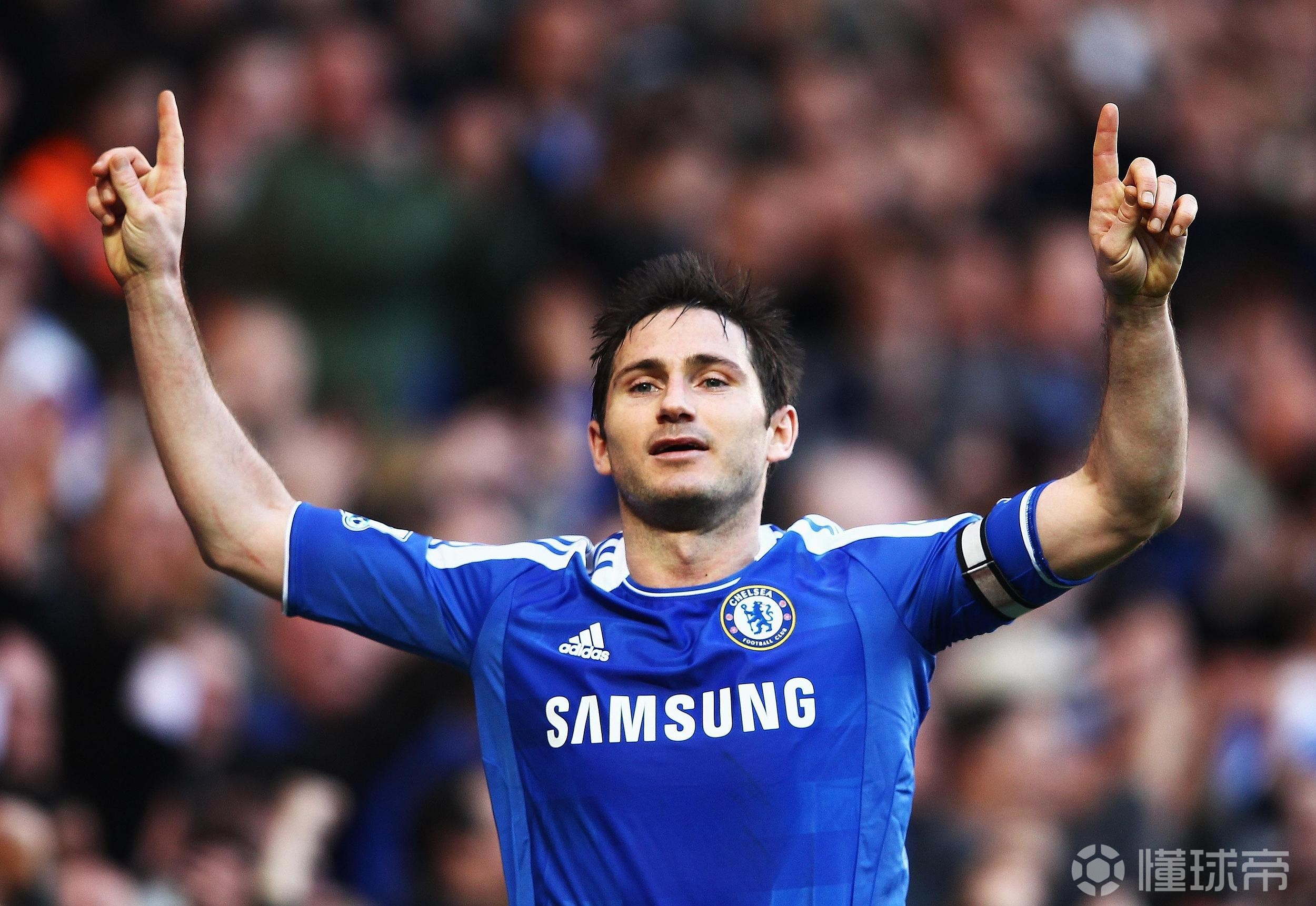 切尔西前锋创造进球良机,球迷欢呼雀跃 切尔西前锋创造进球良机,球迷欢呼雀跃