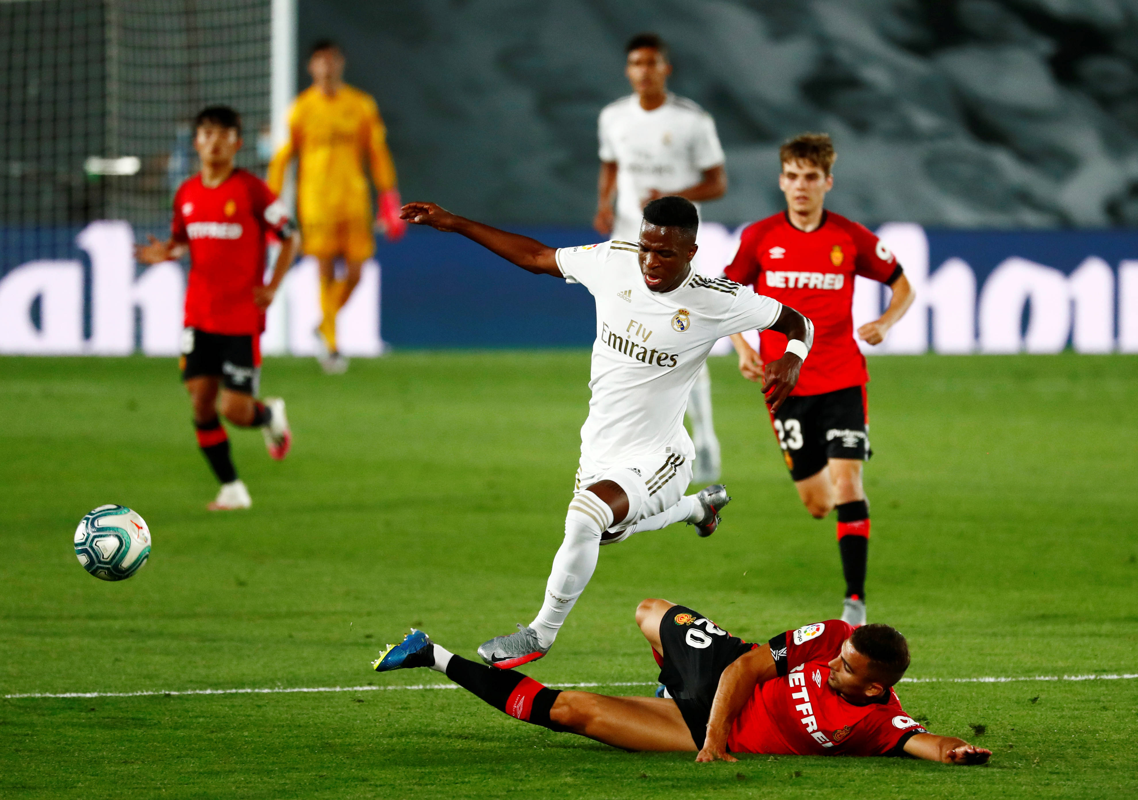 马德里竞技官方宣布签下法国后卫,将强化防线实力 马德里竞技官方宣布签下法国后卫,将强化防线实力