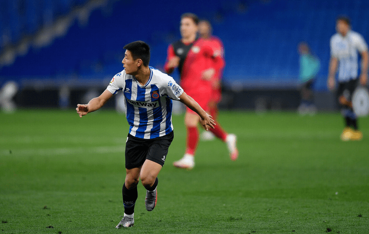 包含马拉加锁定西班牙人后卫路易斯-洛佩斯，解决后防困境的词条