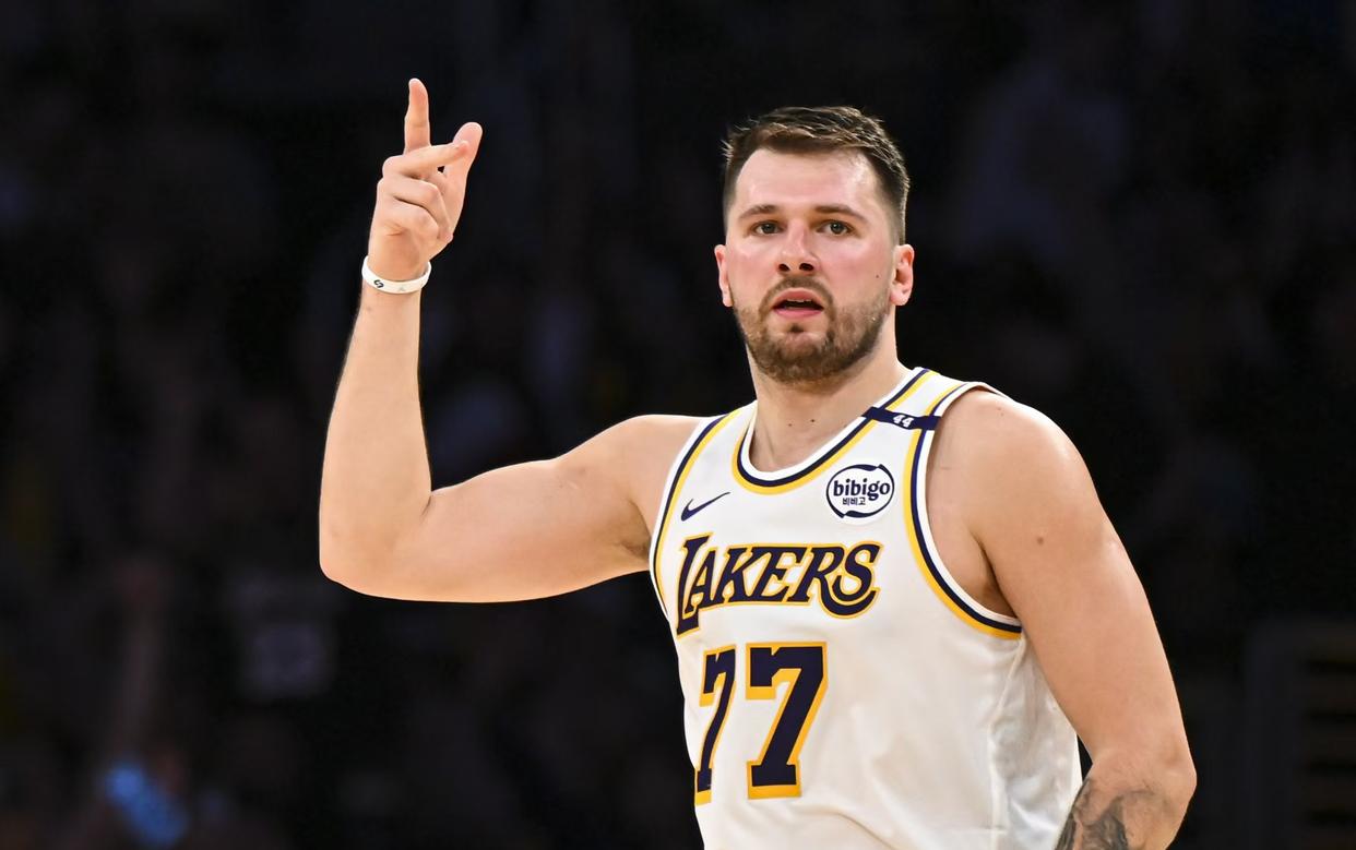 湖人大胜灰熊,浓眉抢眼表现! 湖人大胜灰熊,浓眉抢眼表现!