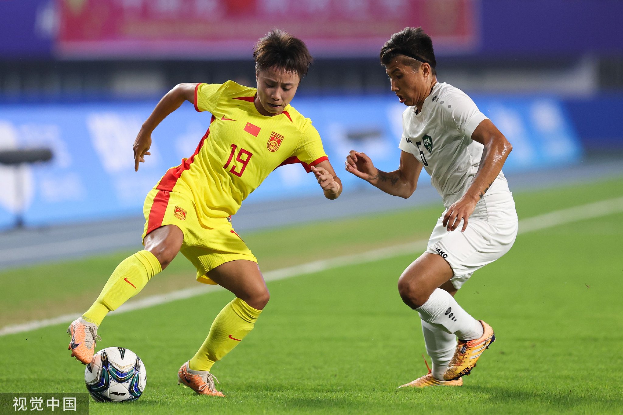 中国女足队员技艺娴熟，称霸比赛