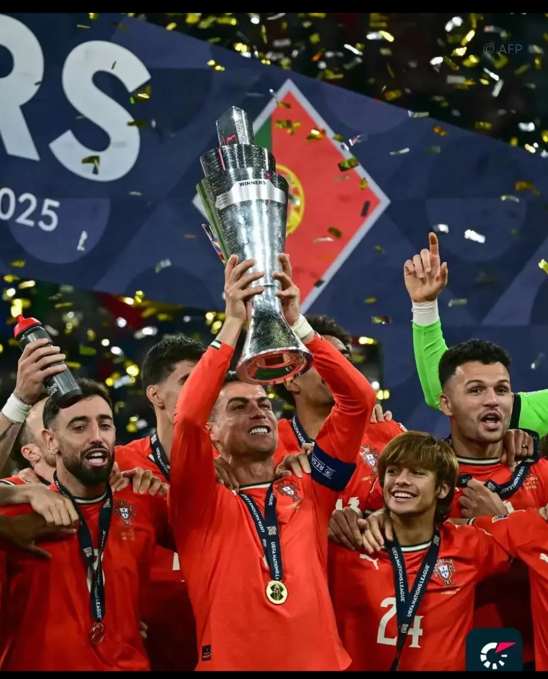 欧洲足球比赛进入关键时刻，双方斗智斗勇