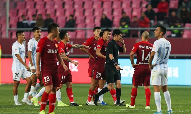 包含广州富力战平河北华夏，久攻不下两队互交白卷的词条