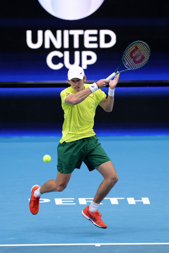 包含澳大利亚选手势头强劲，领跑全场的词条